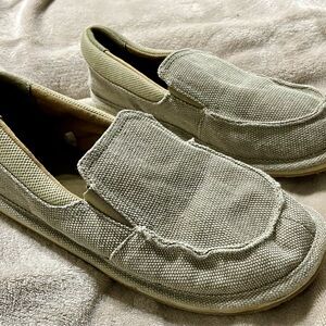 The Childrens Place Boys Khaki Canvas Slip On Deck Shoes, Size 6 - Preowned